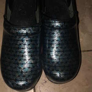 Dansko Clogs size(9)